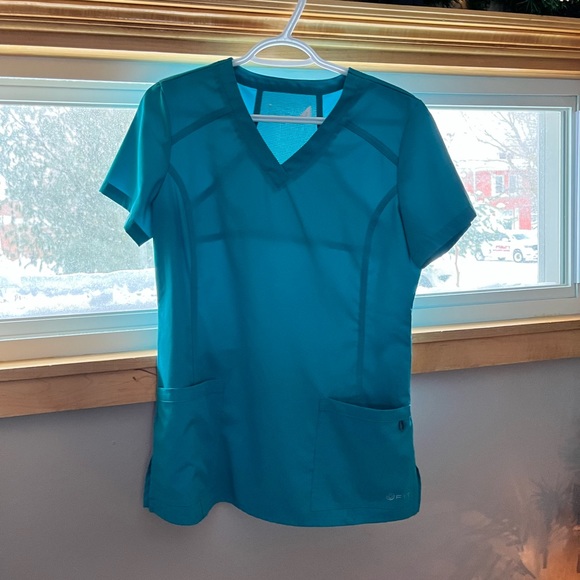 White Cross Fit Scrub Set Top size Small Bottoms size Large - Picture 1 of 2